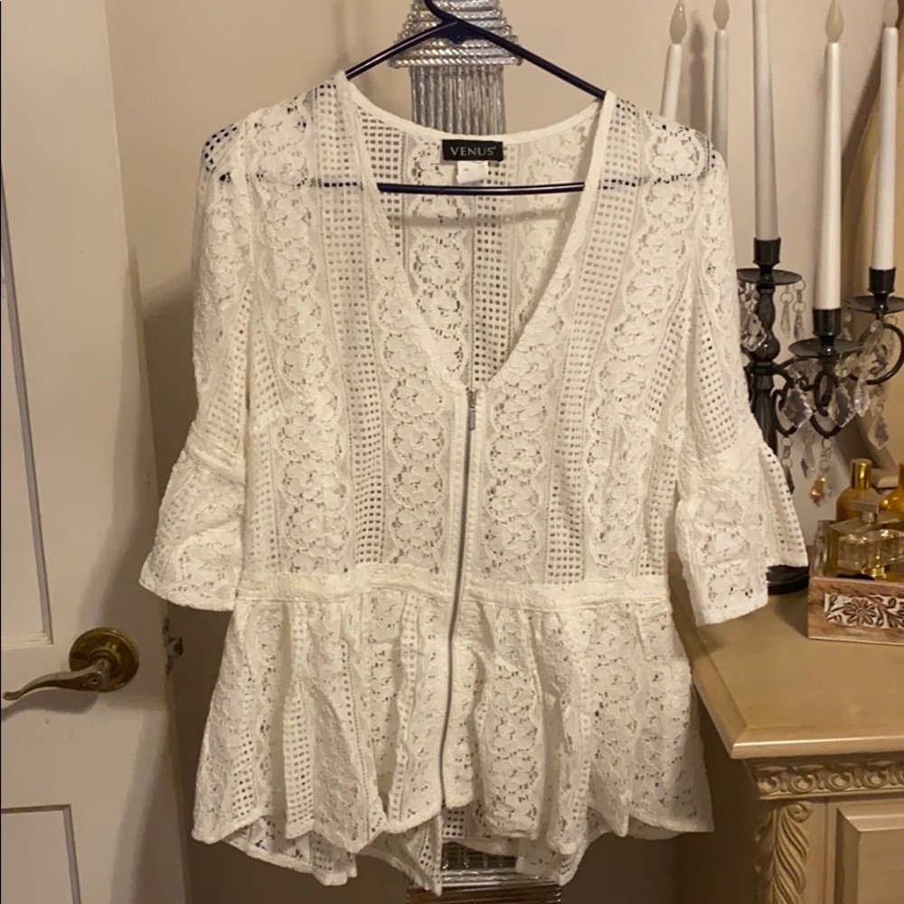 Lace top with zipper in from peplum style